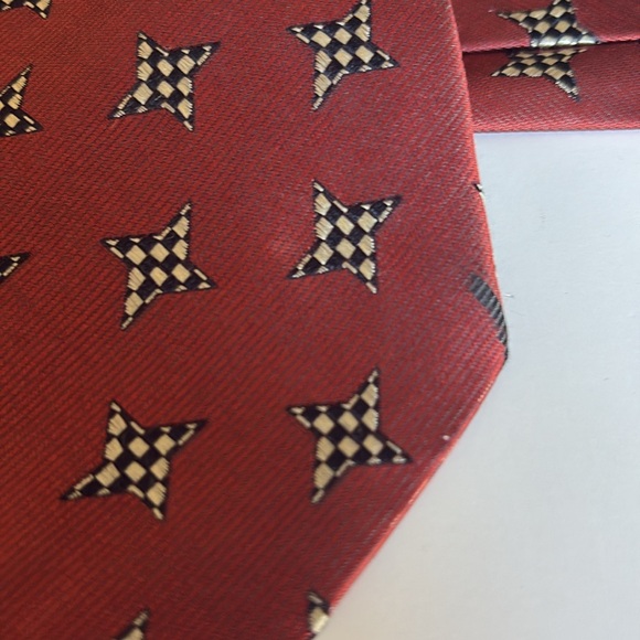 Hugo Boss Red Silk Tie with Houndstooth Design - Picture 8 of 10